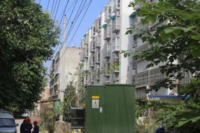 增容配變 ?！叭┮粯I(yè)”小區(qū)客戶用上安全電