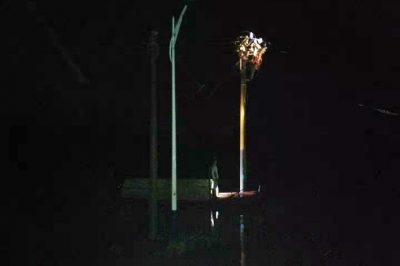 登上10千伏寶民線D02#桿，斷開水浸沙場(chǎng)線路，確保了居民安全用電