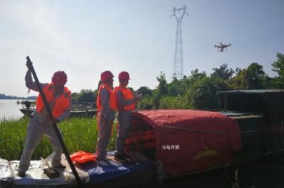 沅江市供電公司對(duì)所轄輸電線(xiàn)路利用無(wú)人機(jī)進(jìn)行故障排查