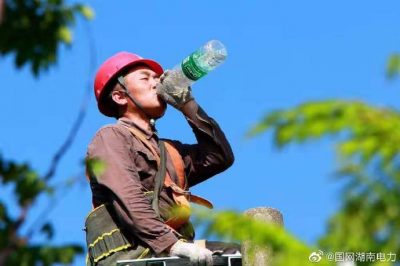 壽縣供電公司頂著38度高溫桿上作業(yè)，改造低壓線路