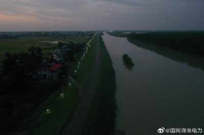 爭分奪秒進(jìn)行防汛大堤臨時應(yīng)急照明線路架設(shè)工作,用責(zé)任點亮一方燈火