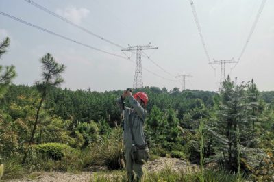 湖北送變電工程公司巡檢塔桿確保線(xiàn)路安全穩(wěn)定運(yùn)行