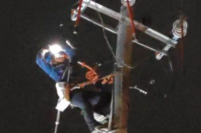 興平市供電公司在10kv郭店線進行新架配變搭頭，高效完成新架配變搭頭工作