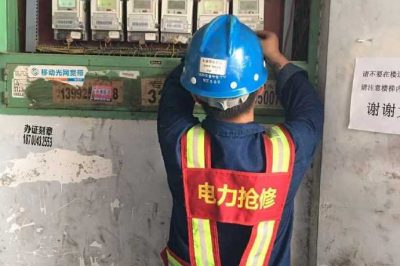 安康供電公司搶修人員頂著高溫，處理各種搶修工單