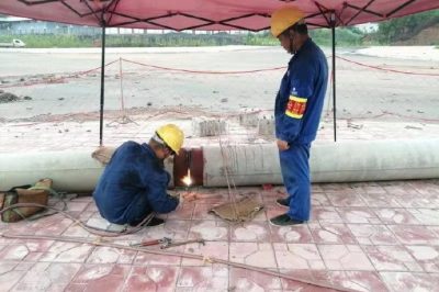 資陽(yáng)供電公司奔忙在各個(gè)工程施工現(xiàn)場(chǎng)，上可以電桿架線，下可以做拉線