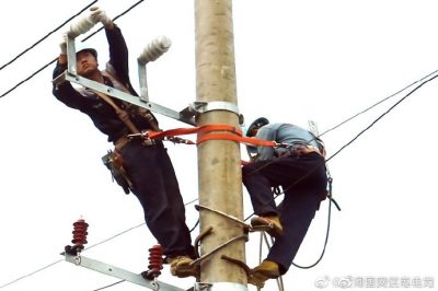盱眙縣供電公司架設排澇站配電臺架、安裝配電變壓器