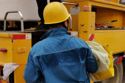 國(guó)網(wǎng)萊陽(yáng)市供電公司帶電作業(yè)實(shí)施帶電斷接引線，保障客戶夏季可靠用電