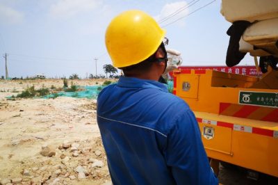 桑拿天帶電作業(yè)，消除安全隱患，持續(xù)供電保安全