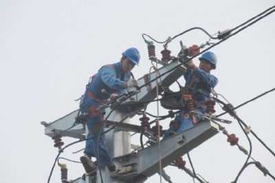 10千伏線路遷改，新立鋼管塔2基，架設(shè)絕緣導(dǎo)線300米，敷設(shè)過路高壓電纜160米