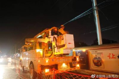 10千伏王石線開(kāi)展檢修作業(yè)，新上400千伏安箱變一臺(tái)