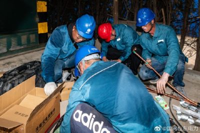 10千伏長園1線開展電纜敷設(shè)作業(yè)，制作電纜中間頭