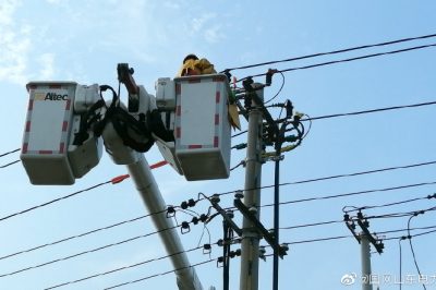 饒縣供電公司進行10千伏黃琚線楊琚分支線帶電作業(yè)