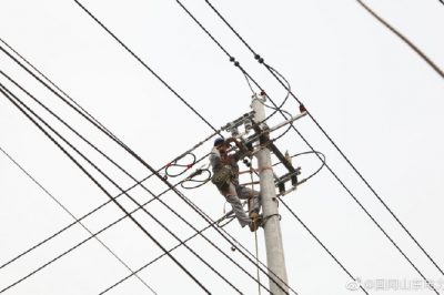 10千伏浮東線、浮北線開(kāi)展線路升級(jí)改造更換絕緣導(dǎo)線