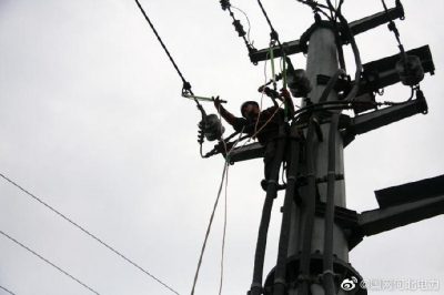 高溫下架設(shè)線路，確保客戶及時(shí)用電
