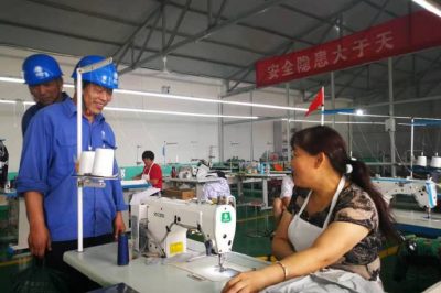 國網(wǎng)行唐縣供電公司城關(guān)供電所人員：上門了解需求，真心服務(wù)企業(yè)