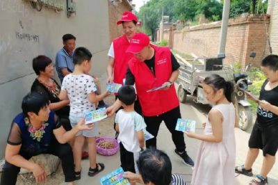 深入轄區(qū)村莊，向留守老人、兒童講解暑期安全用電常識，增強他們的安全用電意識