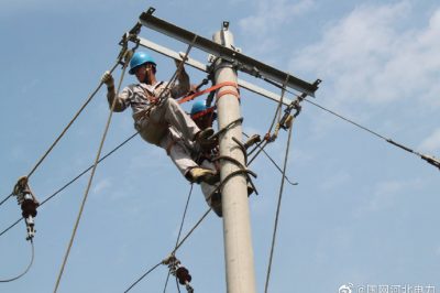 頭頂炎炎烈日對10千伏線路進行改造，保障客戶用電