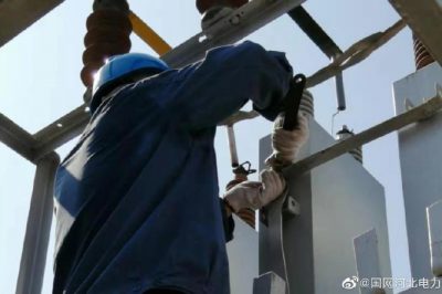 磁縣供電公司員工在35千伏辛莊營(yíng)變電站更換電容器