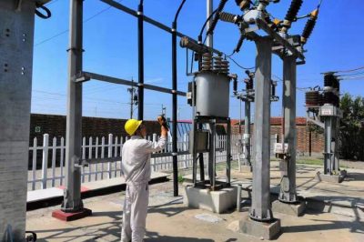 黃驊市供電公司對35千伏高頭變電站進行巡視測溫