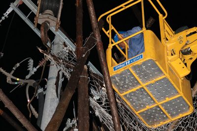 威縣供電公司迅速連夜搶修遭重創(chuàng)的電網桿塔線路