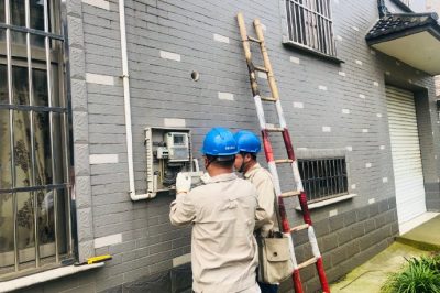 尚湖供電所對冶塘和平18號、華都2號配變等臺區(qū)開關(guān)箱、接戶線、用戶表箱進(jìn)行巡檢