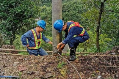 安康供電公司搶修暴雨導(dǎo)致電桿傾斜下戶(hù)線(xiàn)斷