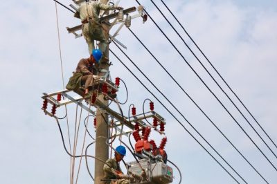 10千伏胄山線26號(hào)桿安裝配網(wǎng)自動(dòng)化開(kāi)關(guān)