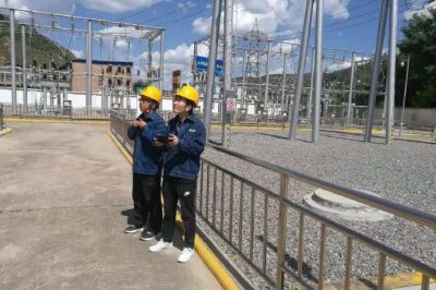 延安供電公司在110千伏安塞變、吳起變開展利用無人機排查線夾隱患