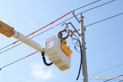 建湖縣供電公司組織員工開展帶電作業(yè)現(xiàn)場實(shí)訓(xùn)