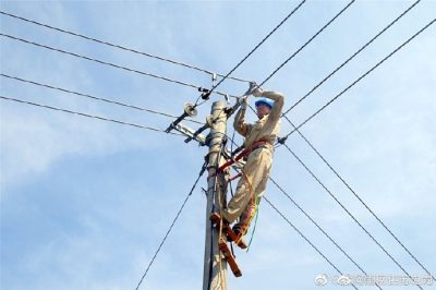 珠江供電所安裝配電柜、施放8米長電纜