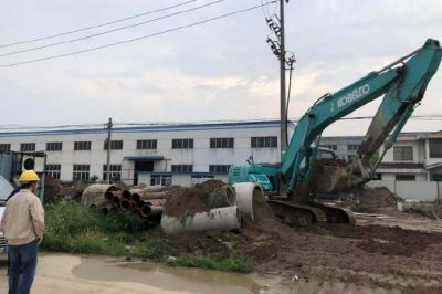 姜堰區(qū)供電公司向危險源施工單位進(jìn)行護(hù)電宣傳