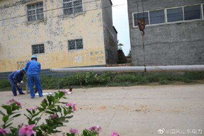 梁山縣供電公司新立電桿6基、新建低壓架空絕緣線0.31千米、新增一臺400千伏安變壓器