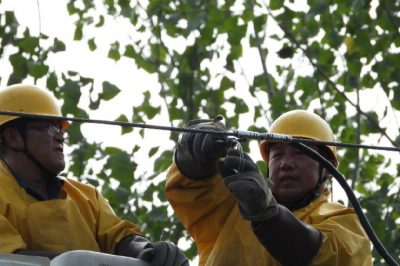 10千伏王會(huì)線21號(hào)桿帶電加裝跌落式熔斷器