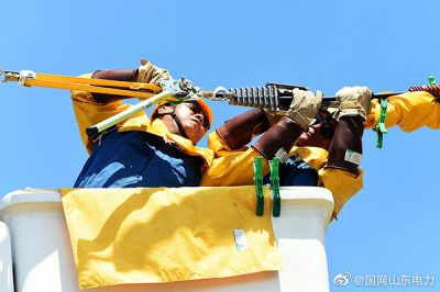帶電作業(yè)10千伏崔史線(xiàn)27號(hào)桿直線(xiàn)桿改耐張桿