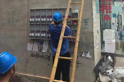 磁縣供電公司農(nóng)村更換電表箱、整理不規(guī)范線路