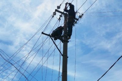 配變末端進(jìn)行耐張搭接和直線開耐張，完成線路切割