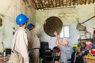 常熟市供電公司為居民維修電燈開關和電風扇插座