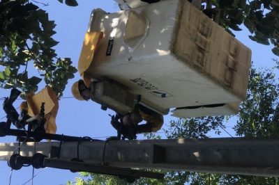 臨潼區(qū)供電公司對負(fù)荷過高的10千伏絲具進行逐步不停電作業(yè)