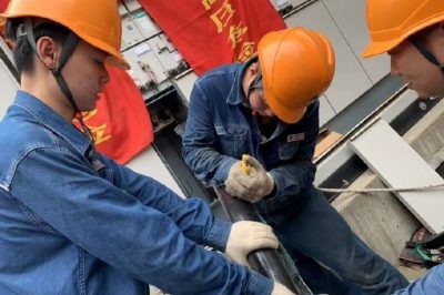 亮麗送變電在三橋崇智路萬(wàn)科金色悅庭進(jìn)行新投環(huán)網(wǎng)室作業(yè)