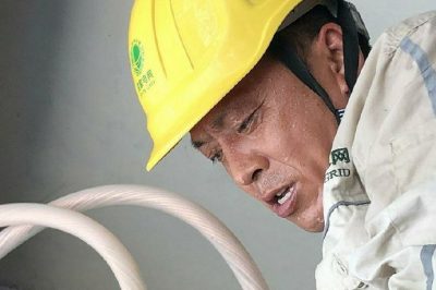 彭水供電公司對漢一小B臺(tái)區(qū)受損變壓器開展緊急搶修工作