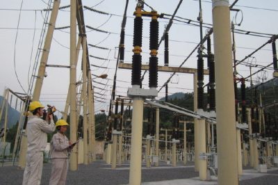 重慶武隆供電公司220千伏武隆變電站運(yùn)維人員開展巡視及紅外測(cè)溫工作