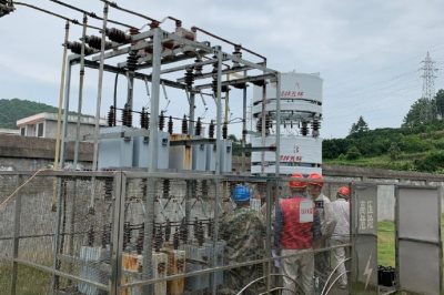 爬上開關(guān)柜頂部對(duì)設(shè)備進(jìn)行檢修排查10kV母線缺陷