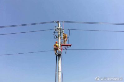 武清供電公司采用絕緣平臺(tái)進(jìn)行帶電搭火工作