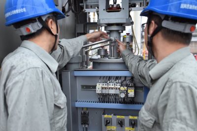 220千伏旗峰壩變電站開展220千伏坪旗線旗02開關(guān)間隔檢修