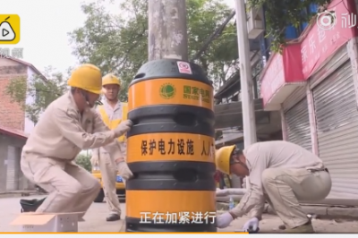 低頭族福音！電桿穿上“防撞衣”  夜晚還能反光