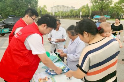 常熟市供電公司到沙家浜鎮(zhèn)萬(wàn)豐家園大門(mén)口進(jìn)行安全用電宣傳