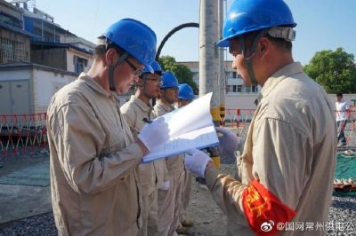 溧陽(yáng)市供電公司在周城實(shí)訓(xùn)基地開(kāi)展帶電作業(yè)模擬演練