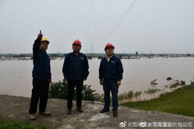 臨潼：“電小二”冒雨對跨越渭河35千伏輸電線路臨田線32號桿塔進(jìn)行特巡