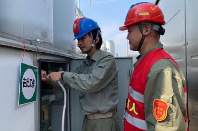 木蘭變電站里設(shè)備進(jìn)行補(bǔ)充SF6的工作