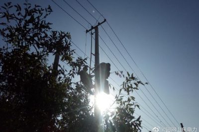 河口區(qū)供電公司在10千伏新戶東線老鴉西臺區(qū)進行低電壓改造